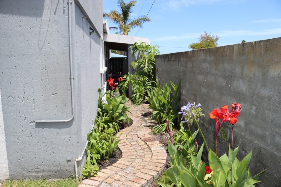 To Let 4 Bedroom Property for Rent in Kleinmond Western Cape